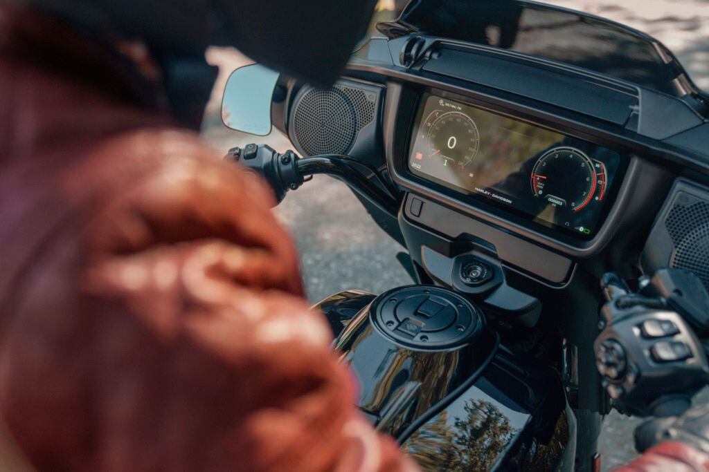 The large TFT dash dominates the cockpit and replaces the old array of analog gauges. With Bluetooth capability and Apple CarPlay support, the Street Glide takes full advantage of the smartphone in your pocket—or stowed in the USB-C equipped drawer beneath the dash.