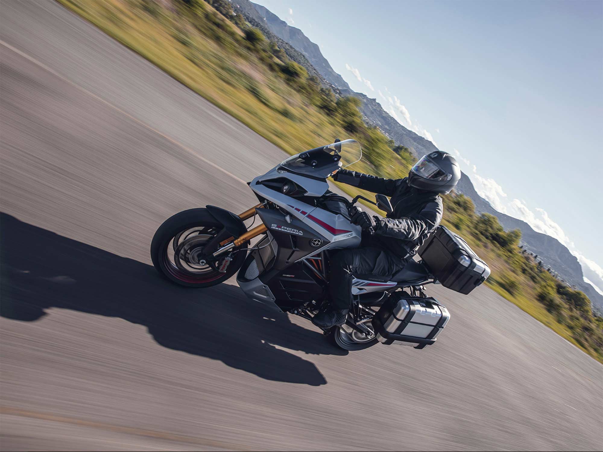 The 112 liters of storage combined with straight-forward ADV styling equals a bold statement by Energica.