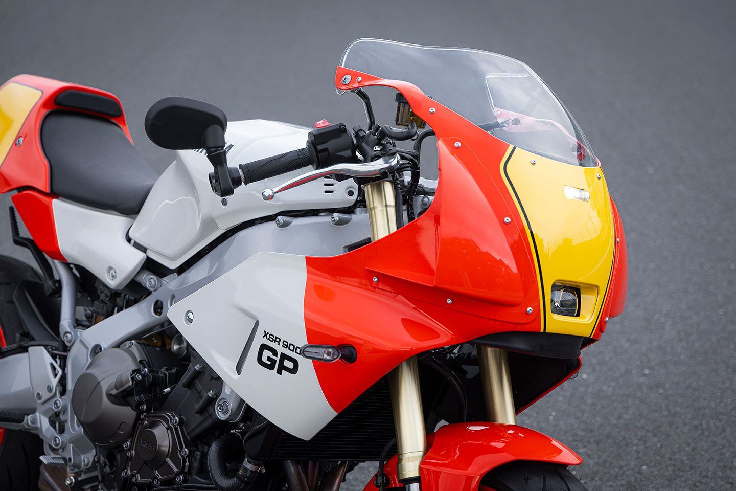 At 200 kilograms (441 pounds) the new GP comes in 7 kilograms (15.4 pounds) heavier than the standard XSR900 naked. But that weight is carried well.