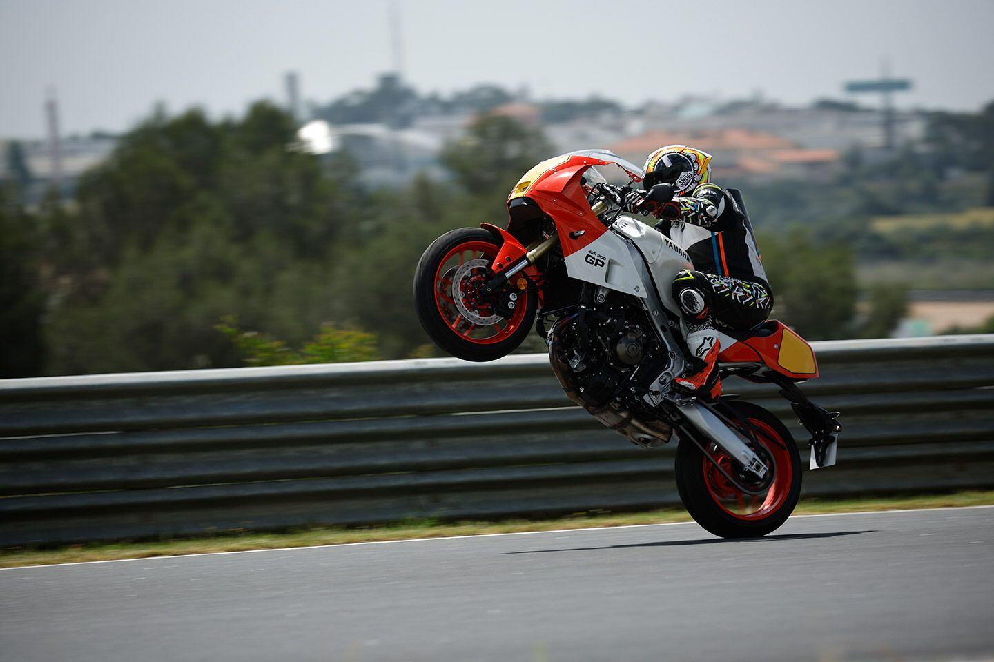 More sport focus means the clip-on-style bars are mounted atop the yokes and are 93mm (3.7 inches) forward and 114mm (4.5 inches) lower than the naked XSR900's. The seat is 12mm (0.5 inch) forward and 27mm (1.1 inches) higher, with the pegs higher by 26mm (1 inch) and rearward by 26mm.