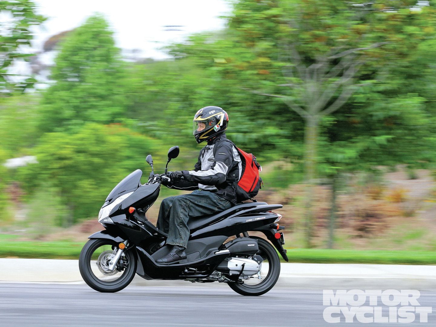 2013 Honda PCX150 | Scoot | Motorcyclist