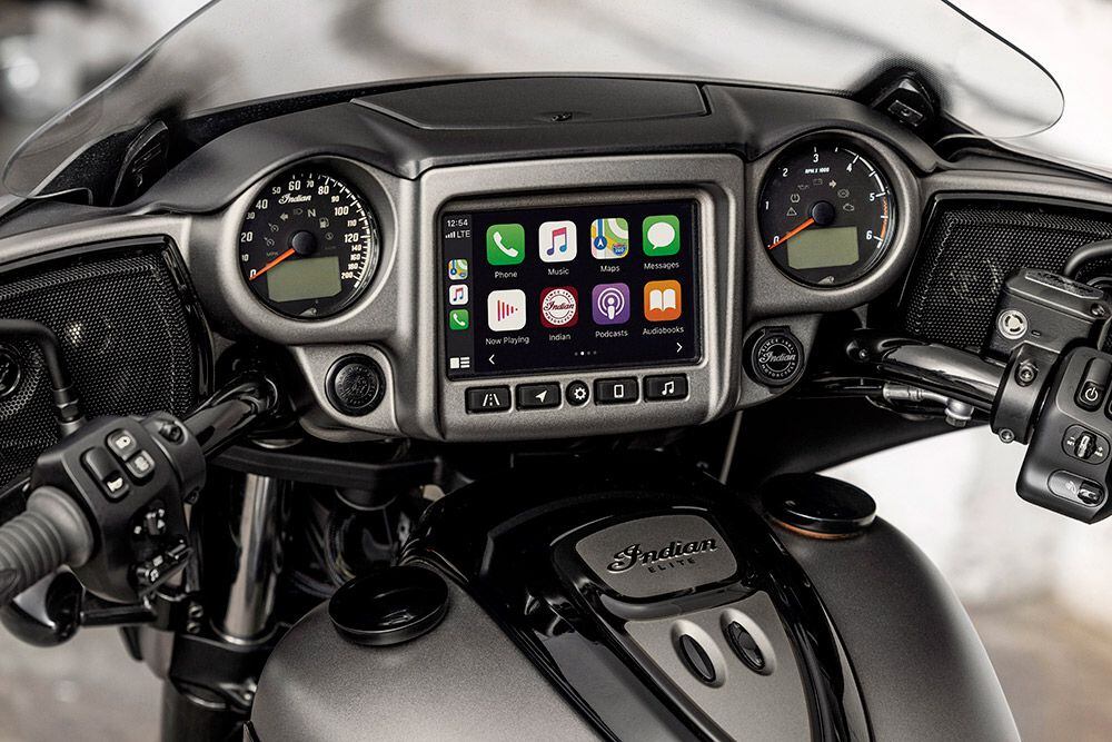 A sizable 7-inch TFT integrates Bluetooth and Apple CarPlay functionality.