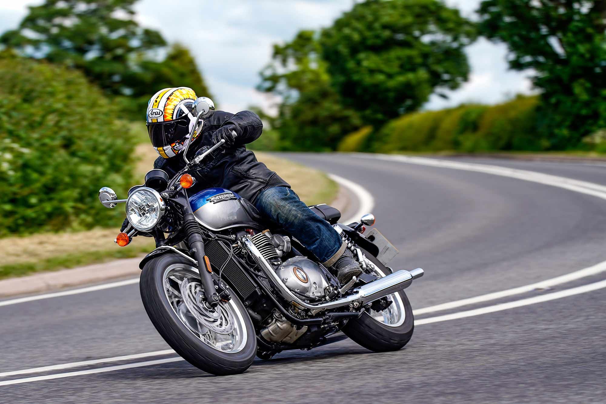 Arguably the closest competitor to Triumph’s new T120 Bonneville is its own T100. The T100 is a 900cc parallel-twin as opposed to the 1,200cc unit housed in the T120.