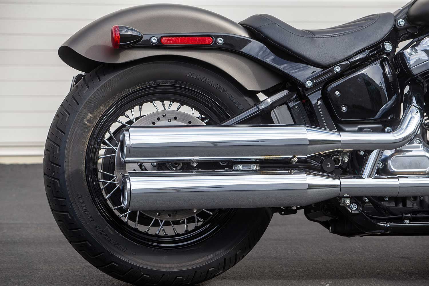A beautiful 2-into-2 exhaust adds to the premium quality of the Softail Slim, while letting out a throaty V-twin rumble.
