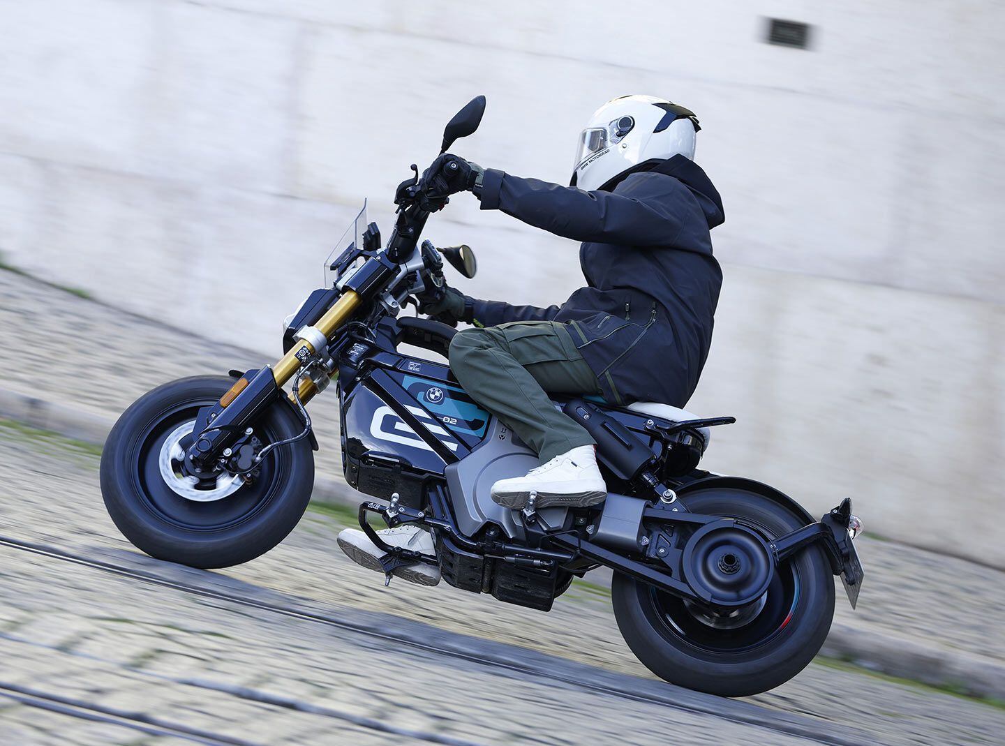 Short wheelbase, 291-pound weight, and steep rake should make the CE 02 plenty agile. Dual-position footrests allow for leg placement options.