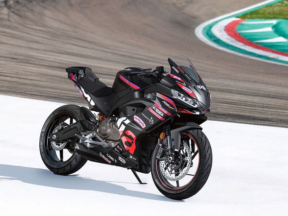 鈴木 Kevin Schwantz Presented with Production Model Number 34 2017