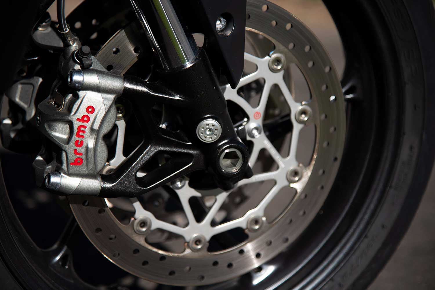 Twin 310mm Brembo M50s produce excellent brake feel, and unlike the R, the RS’s ABS can be disabled.