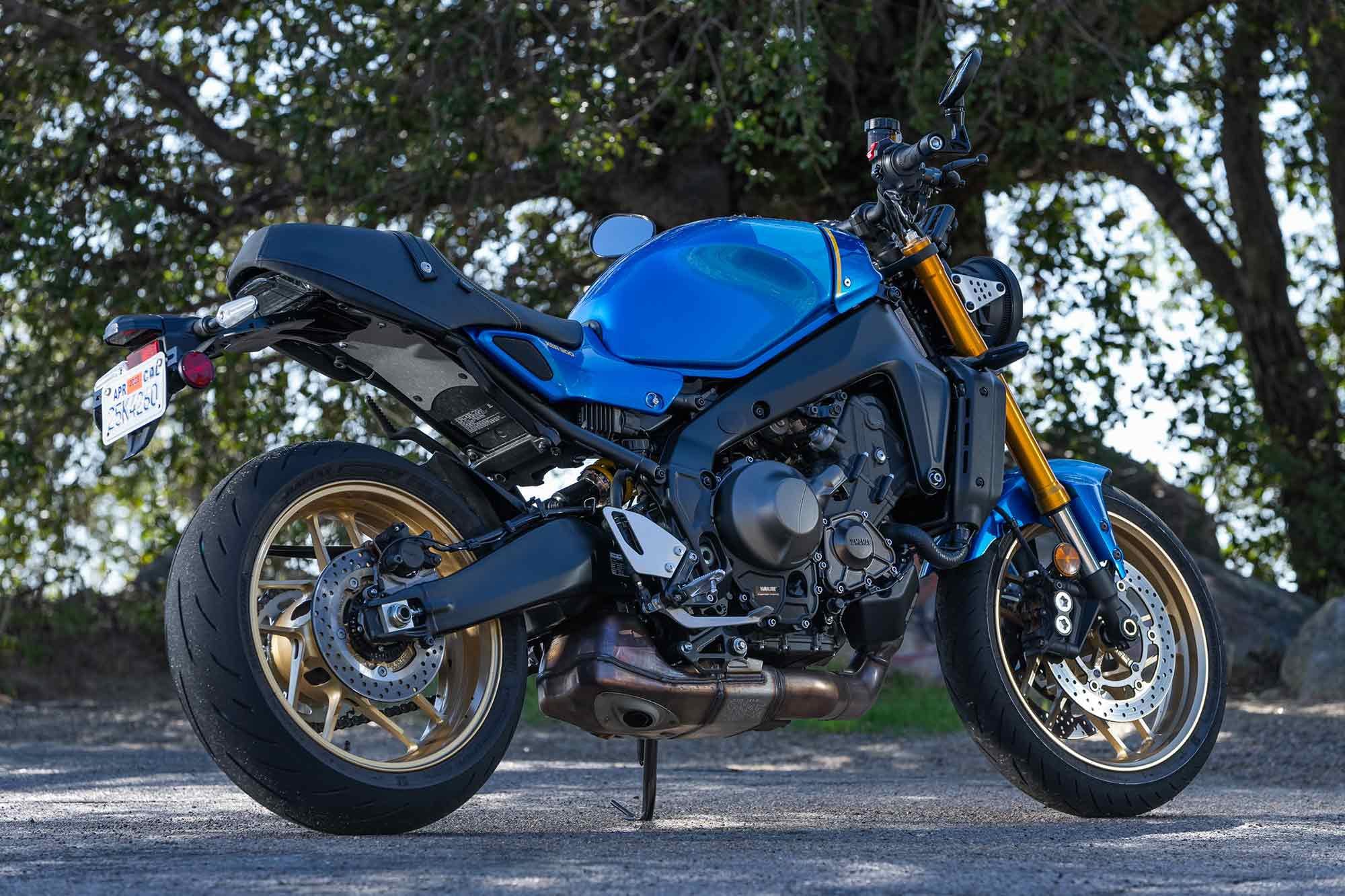 많은 현대적인 종소리와 휘파람으로 매력적인 스포츠를 찾는 오토바이 운전자는 Yamaha의 $9,999 XSR900을 높이 평가할 것입니다.