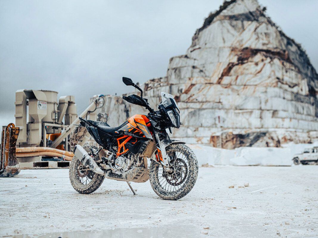 In addition to the new wheels, the 390 Adventure also flaunts a black/orange color that’s accented by new graphics.