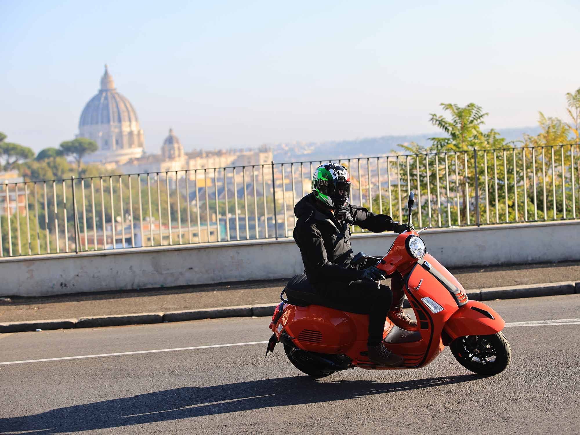 Nous explorons la ville antique de Rome à bord du scooter à essence 2023 GTS 300 de Vespa.