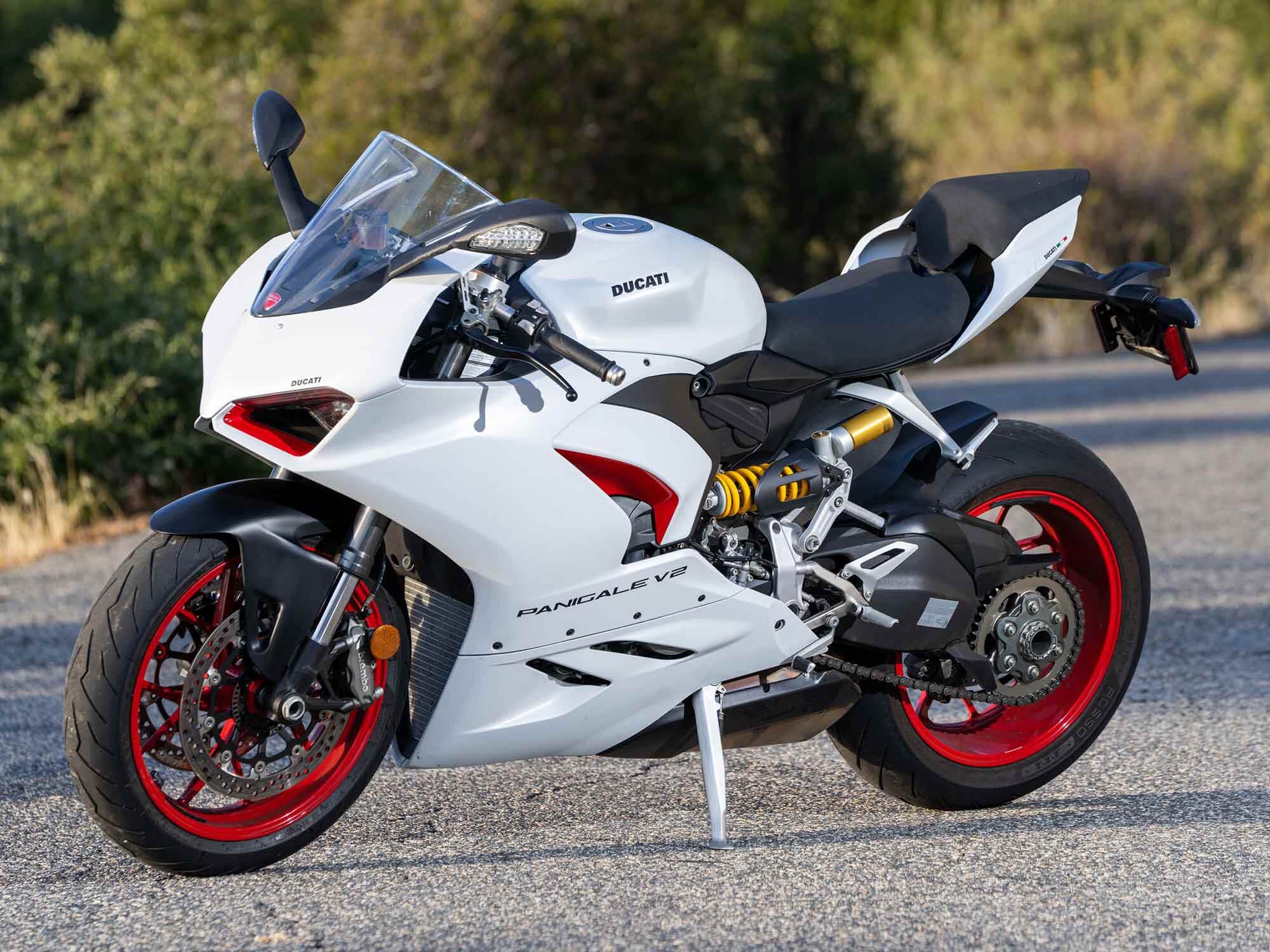We’re big fans of the Panigale V2’s updated silhouette, which gets its styling cues from big brother Panigale V4.