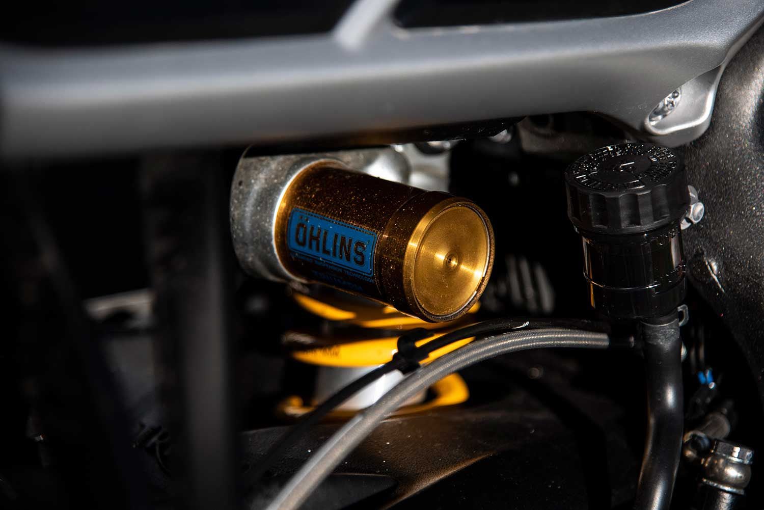 The RS gets a fully adjustable Öhlins STX40 unit, an upgrade from the R’s Showa setup.