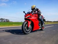 Ducati Supersport 950S front right