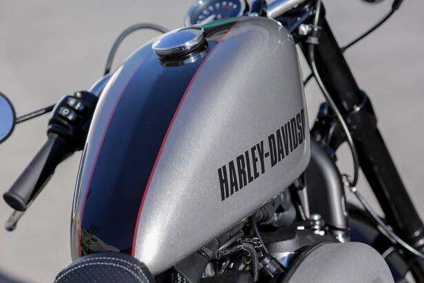 HARLEY-DAVIDSON タンク グレー フレイムデザイン　スポーツスター 2016 Harley-Davidson Roadster First Ride Review | Sportsters