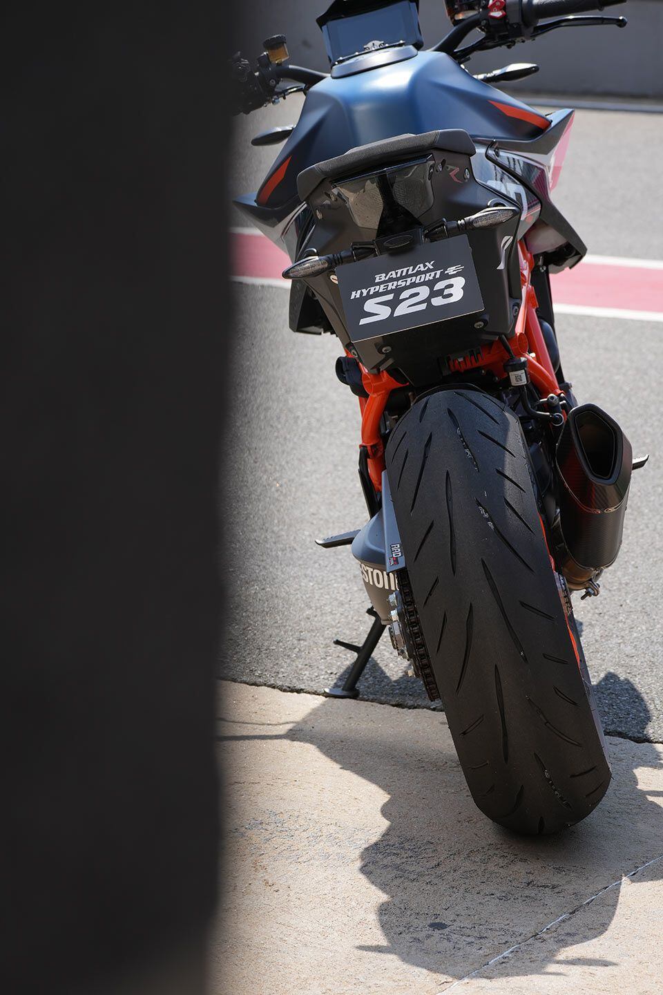 Bridgestone’s Battlax S23 rear tire continues to employ five separate compound zones. The edge compounds have continued to evolve for more cornering grip at high lean angles.