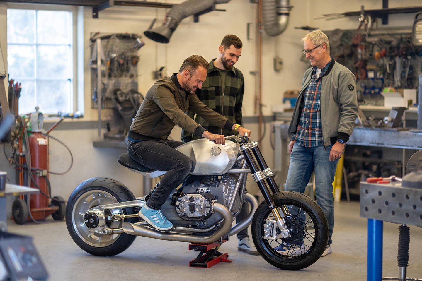 Designers test the geometry of the R 20.