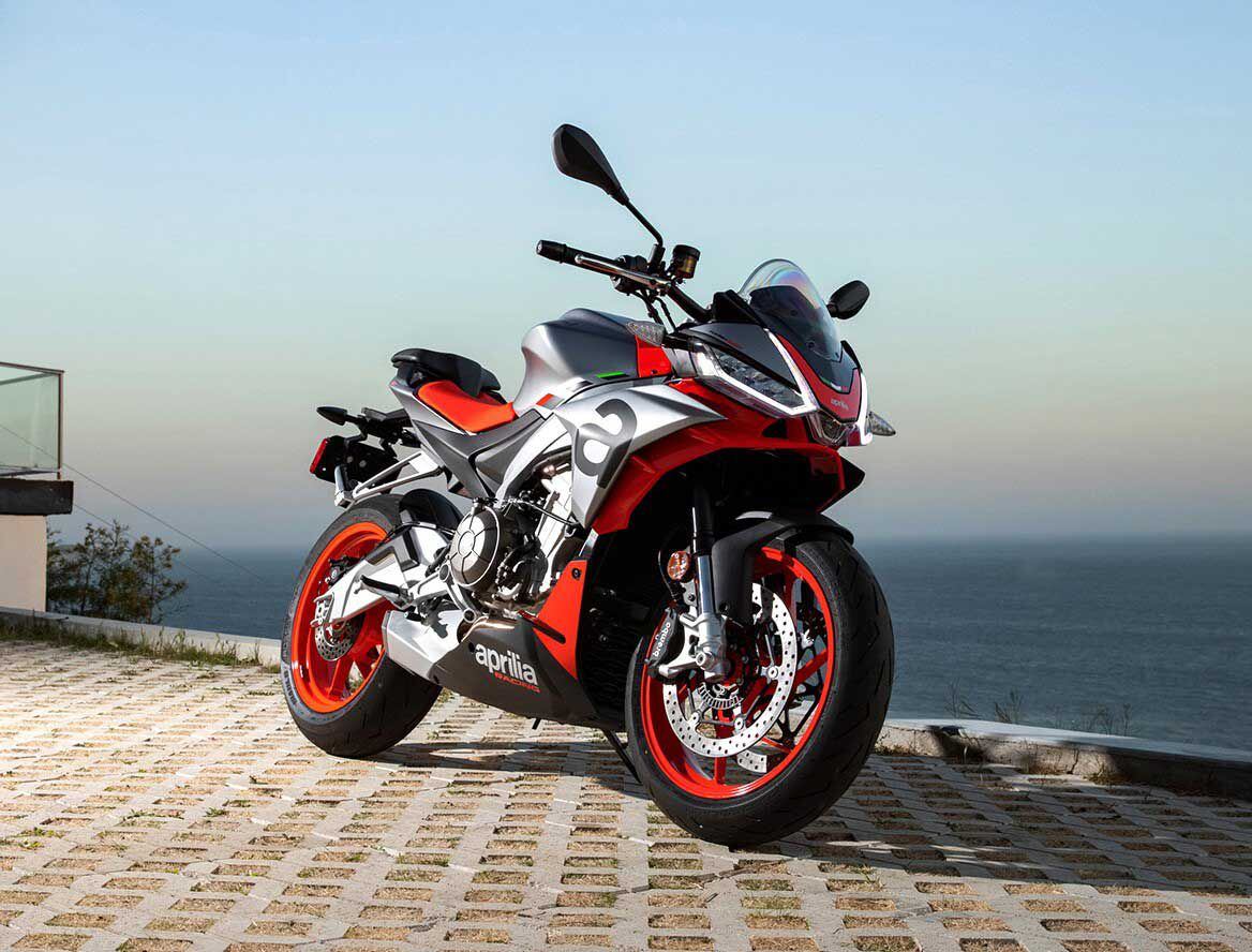 With class-leading performance numbers as well as a list-topping MSRP, the Aprilia Tuono 660 also brings the most robust feature set of the group.