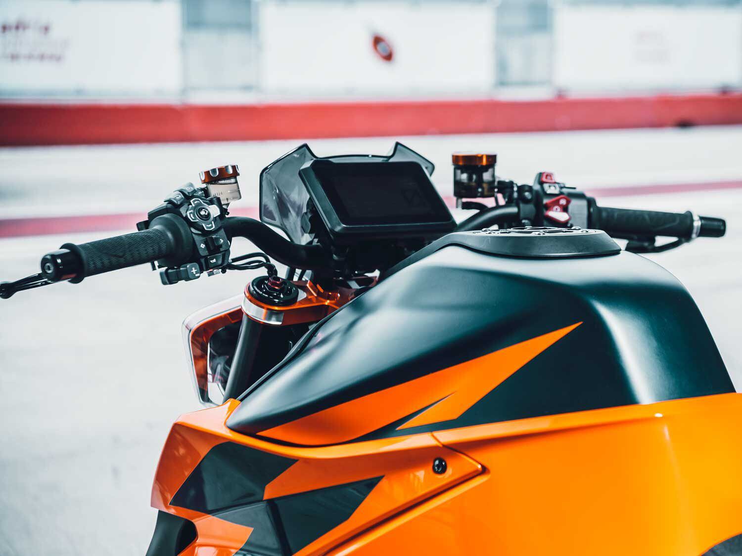The 2020 1290 Super Duke R wears a bolder and brighter color TFT display that’s easier to read than before. The switch gear has been improved with greater tactile function, and the menu navigation is easy to understand.