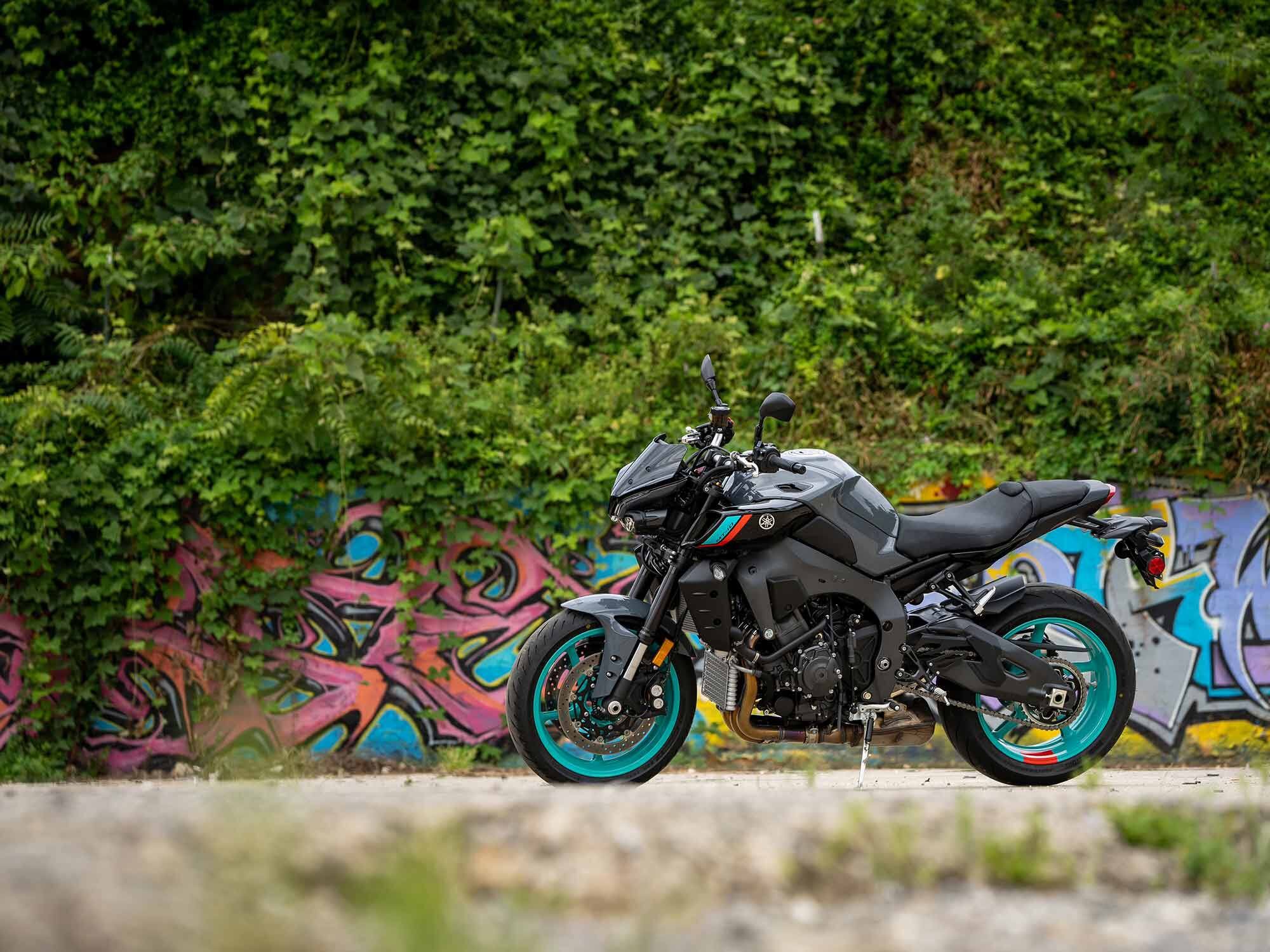 Styling-wise the Yamaha MT-10 appears much cleaner and lust-worthy than the 2016-2021 model.