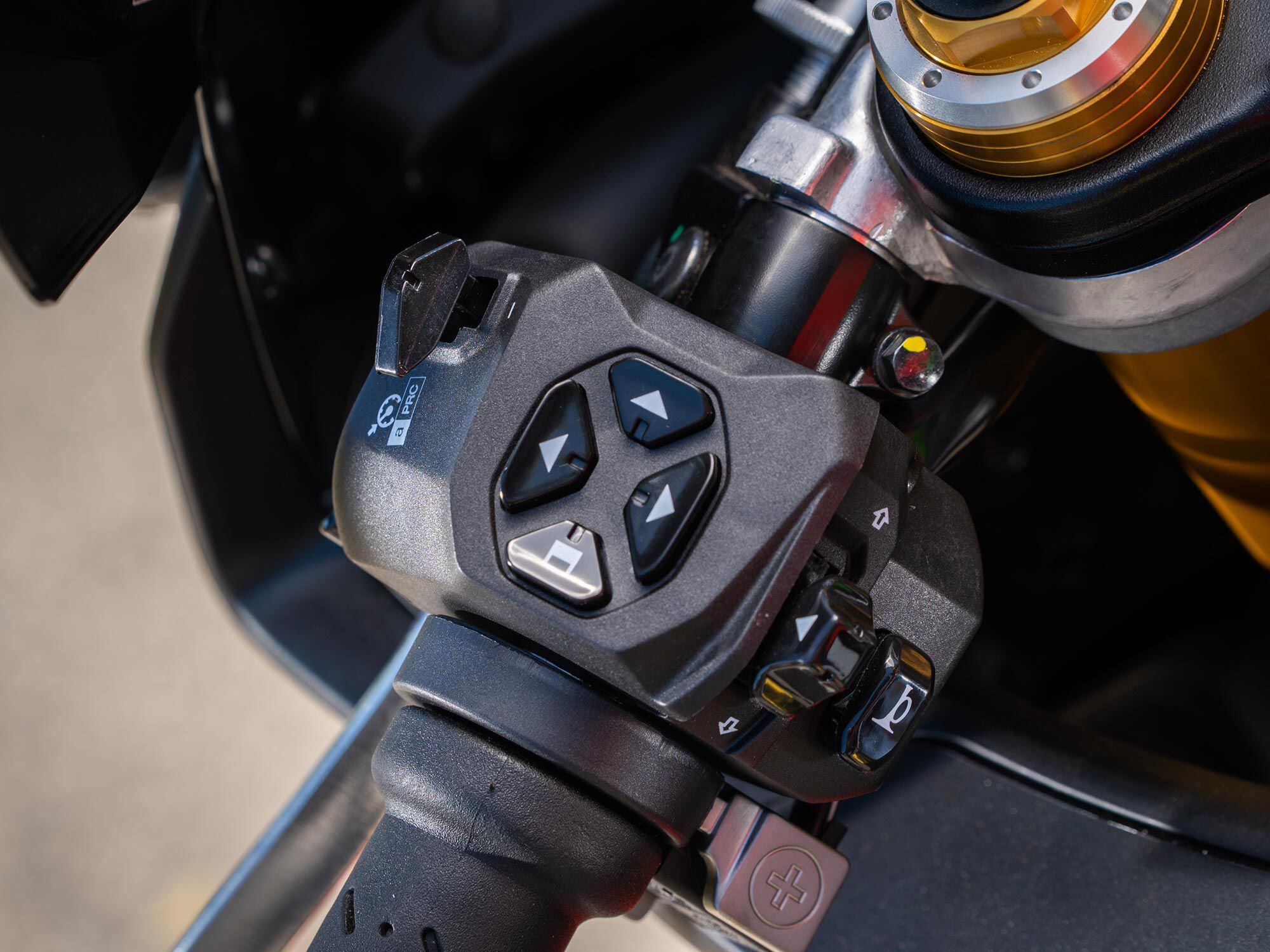 This joystick manipulates the RSV4’s instrument panel. It is easy to use and the switchgear offers pleasing tactile function with gloves.