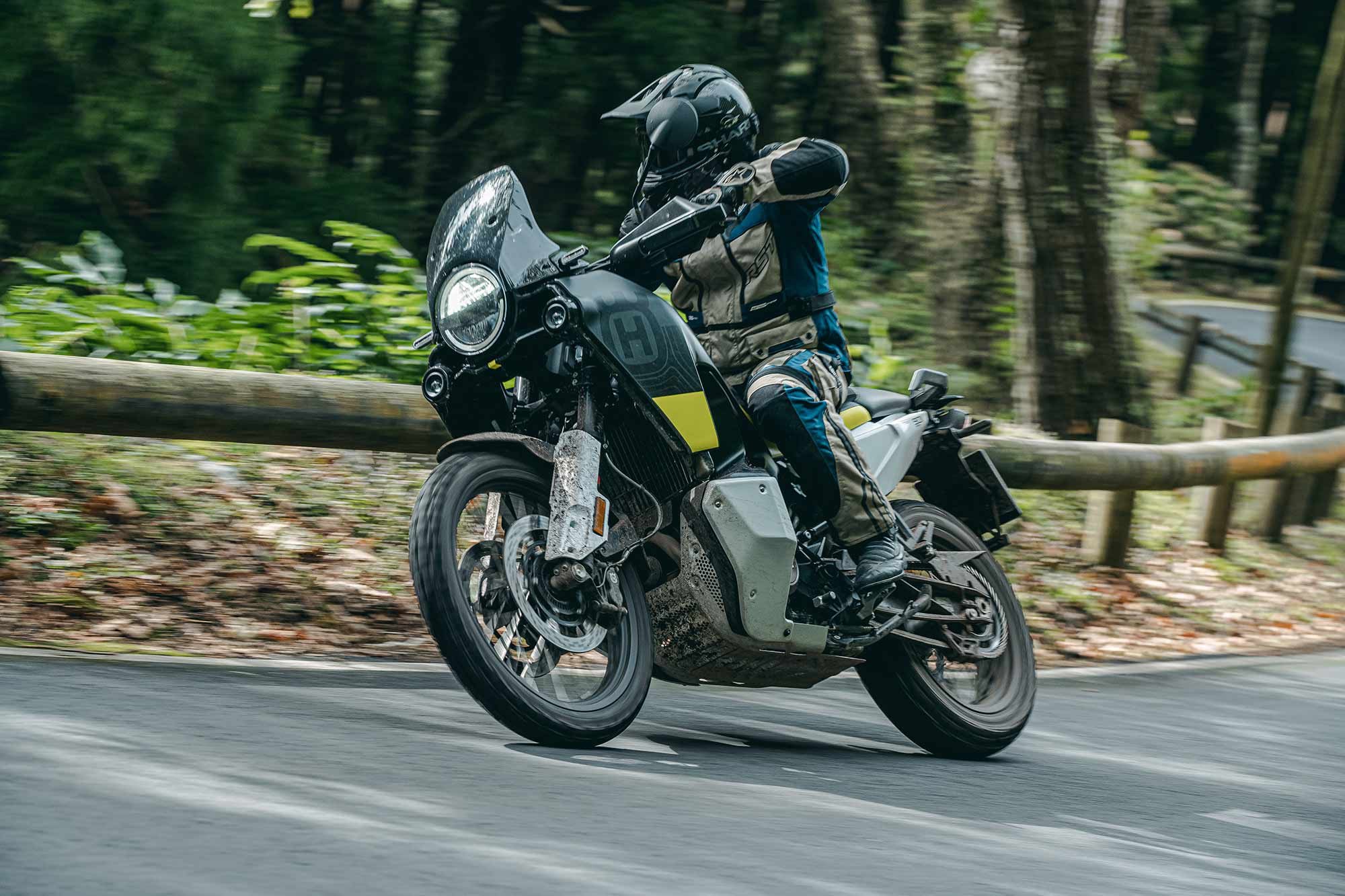 The fuel tank is 1 liter (0.3 gallon) smaller than the KTM 890 Adventure R’s, but runs the same frugal motor. Husqvarna quotes 4.5L/100km or 53 mpg, and I managed 5.1L/100km or 46 mpg.