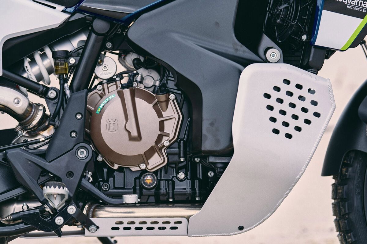 The 889cc LC8c engine borrowed from KTM’s 890 Adventure models delivers a broad spread of torque that allows the rider to choose a couple of different gear options.