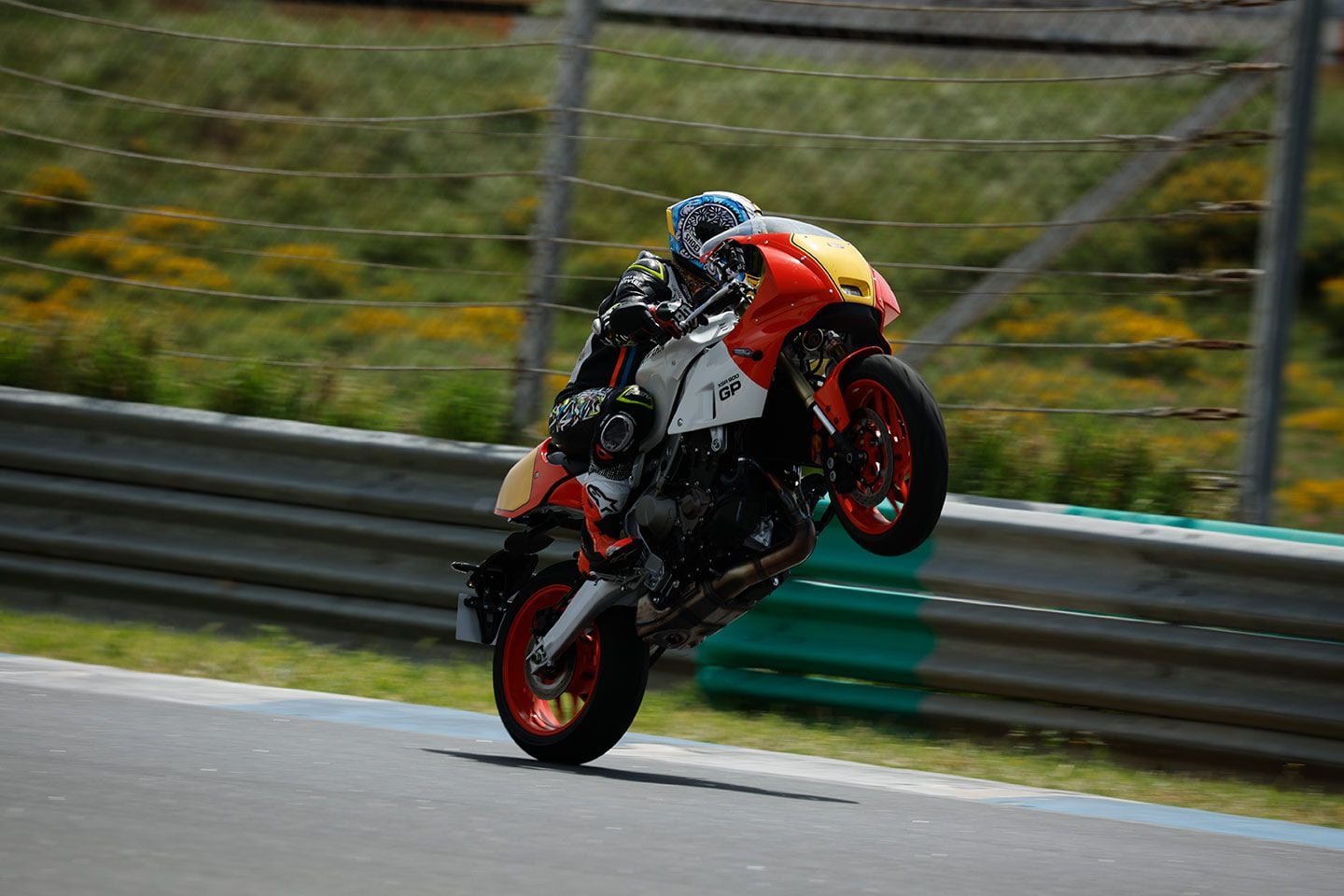 Single-compound Bridgestone S23 rubber is specially designed to work with the new XSR900 GP and gives great feel on the road.