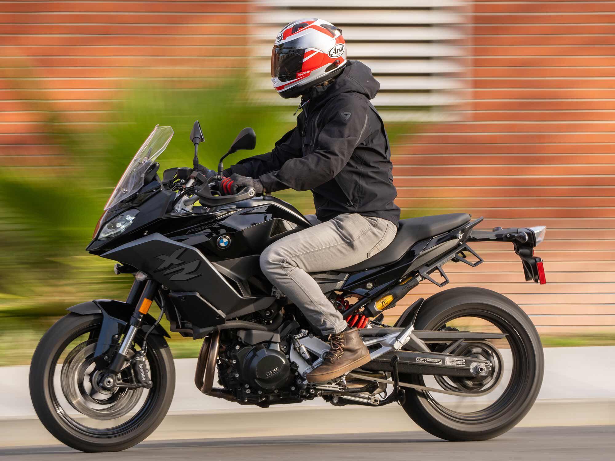 Ergonomically, the F 900 XR is a tad small for taller riders, yet the ergonomic proportions are set well making it comfortable for a wide range of riders.