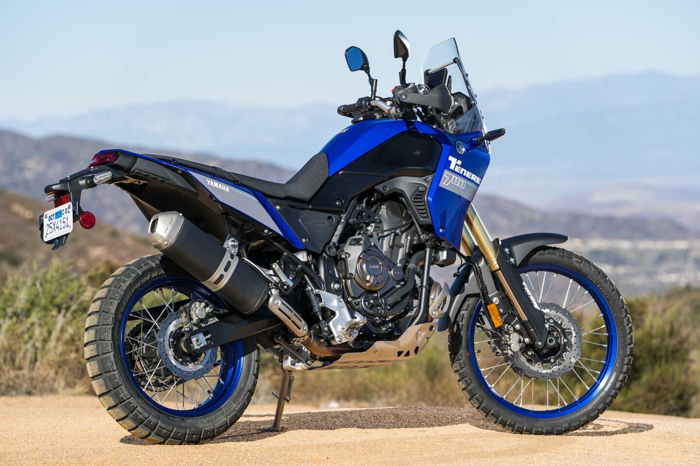 With 4.2 gallons of fuel, the Yamaha weighs 452 pounds. It feels much lighter than its curb weight implies in motion.