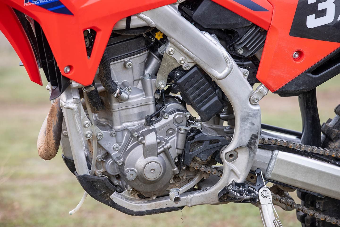 The CRF250RX is powered by a water-cooled 249cc single. It pumps out 38 horsepower at the Geomax AX81 tire and offers more hill-conquering torque versus the ‘21 version.