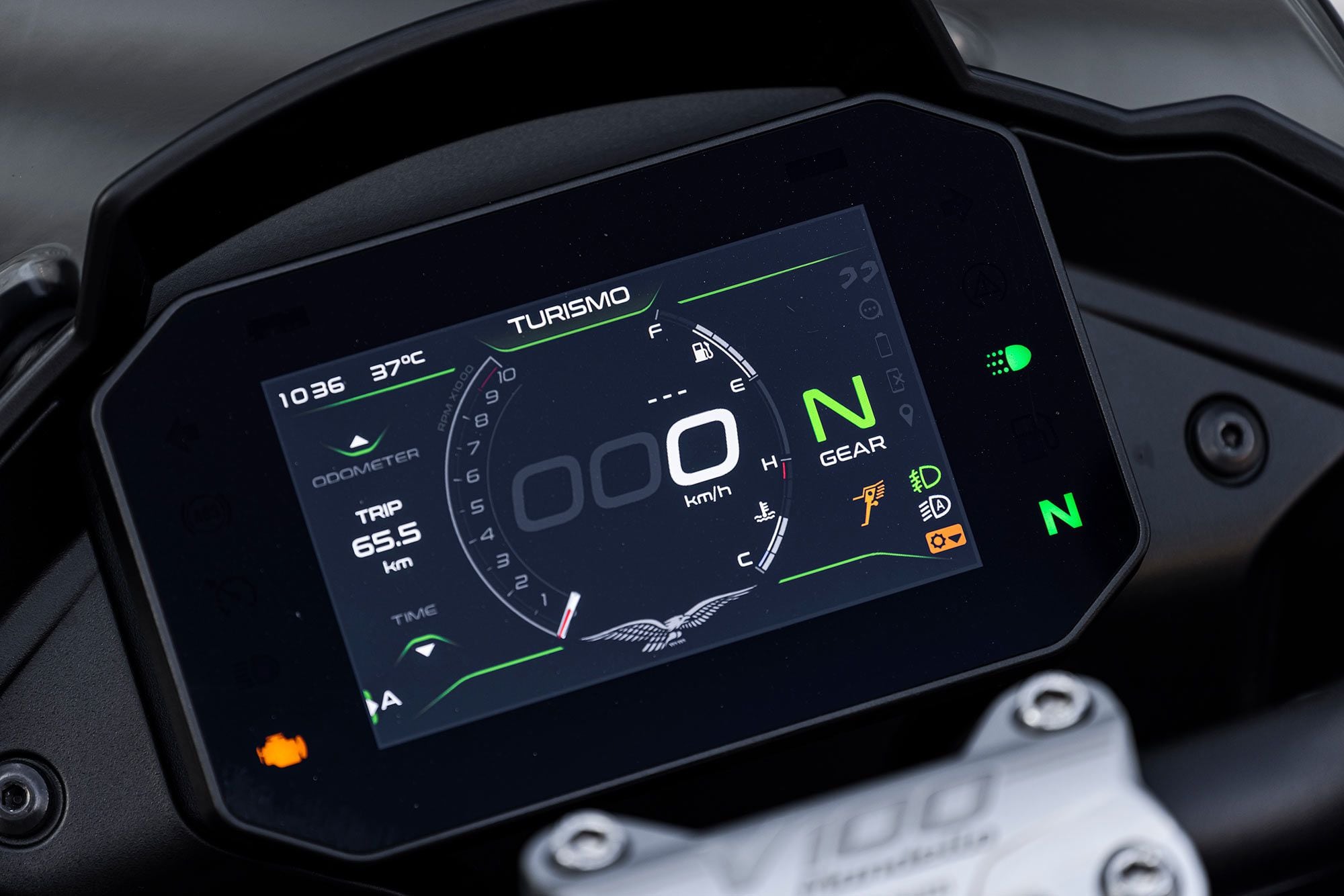 The Moto Guzzi Mandello V100 S gets the same 5-inch color TFT display that the Piaggio Group uses on its other bikes, including the Aprilia RSV4. It’s a much improved setup with a pleasing user interface.