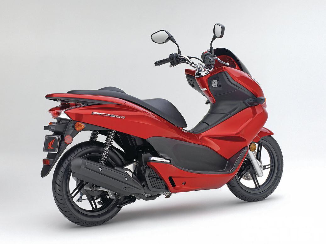 2013 Honda PCX150 | Scoot | Motorcyclist
