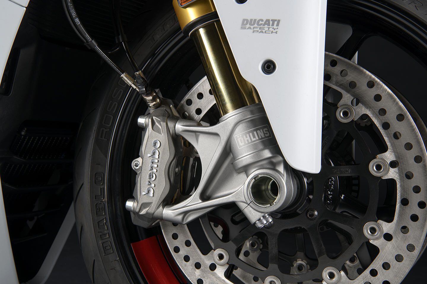 There’s no difference in braking package for standard and S models. Both SuperSport 950s come equipped with Brembo M4.32 calipers.