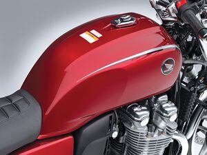 HONDA CB1100 14Lタンク 2014 Honda CB1100 Deluxe | Up To Speed | Motorcyclist