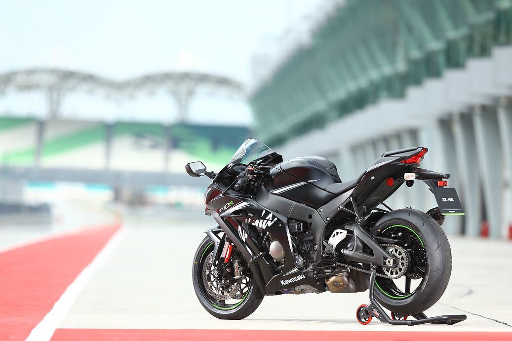 2016 Kawasaki Ninja ZX-10R Review | Motorcyclist