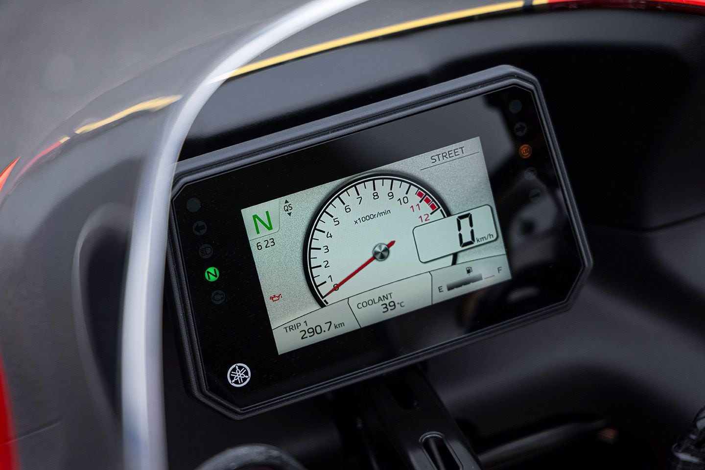 Yamaha has blended the old with new, with a third-generation quickshifter that works both up- and downshifts.