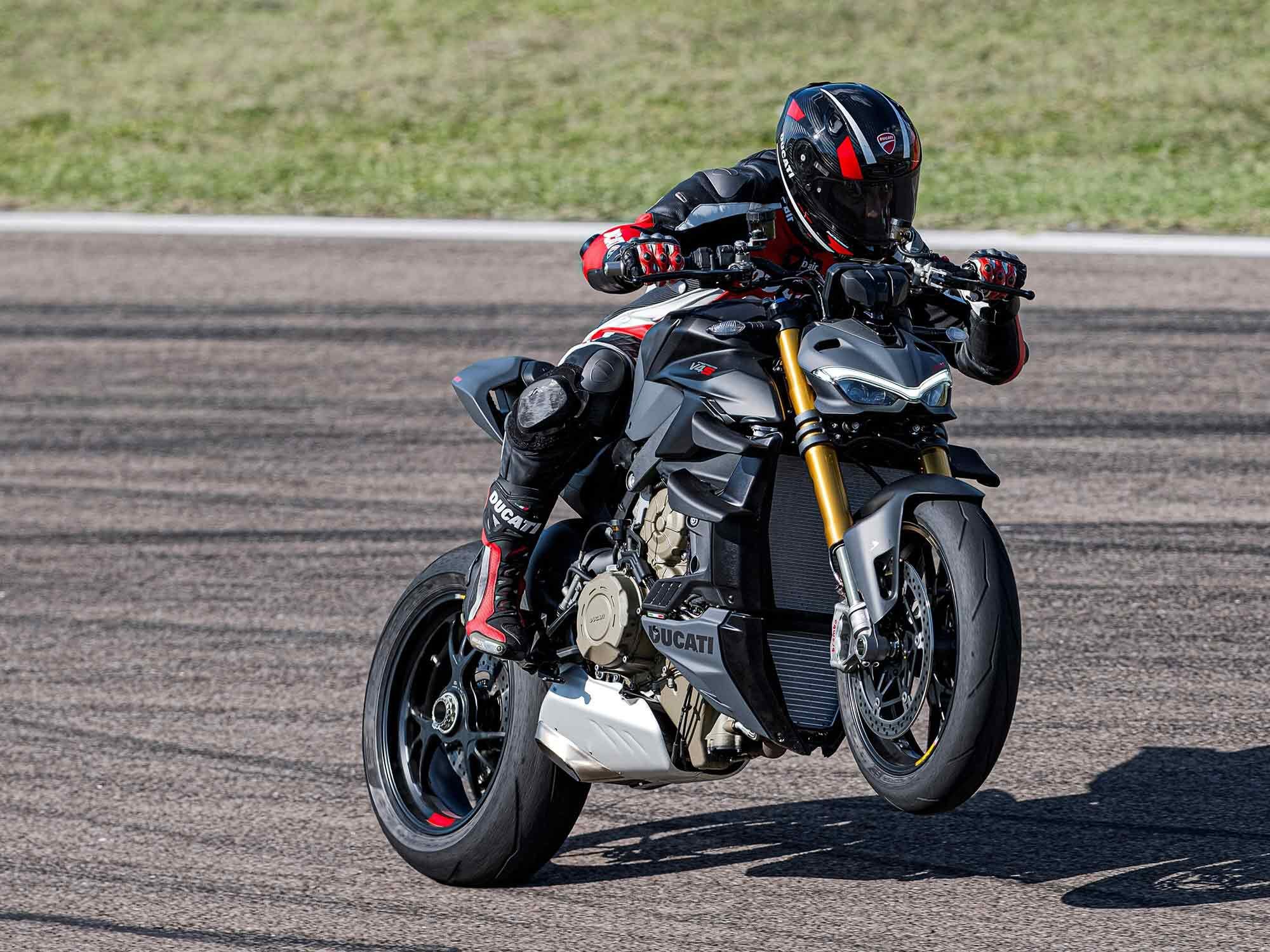 With the help of 208 hp, the Ducati Streetfighter V4 S lifts a little leg.