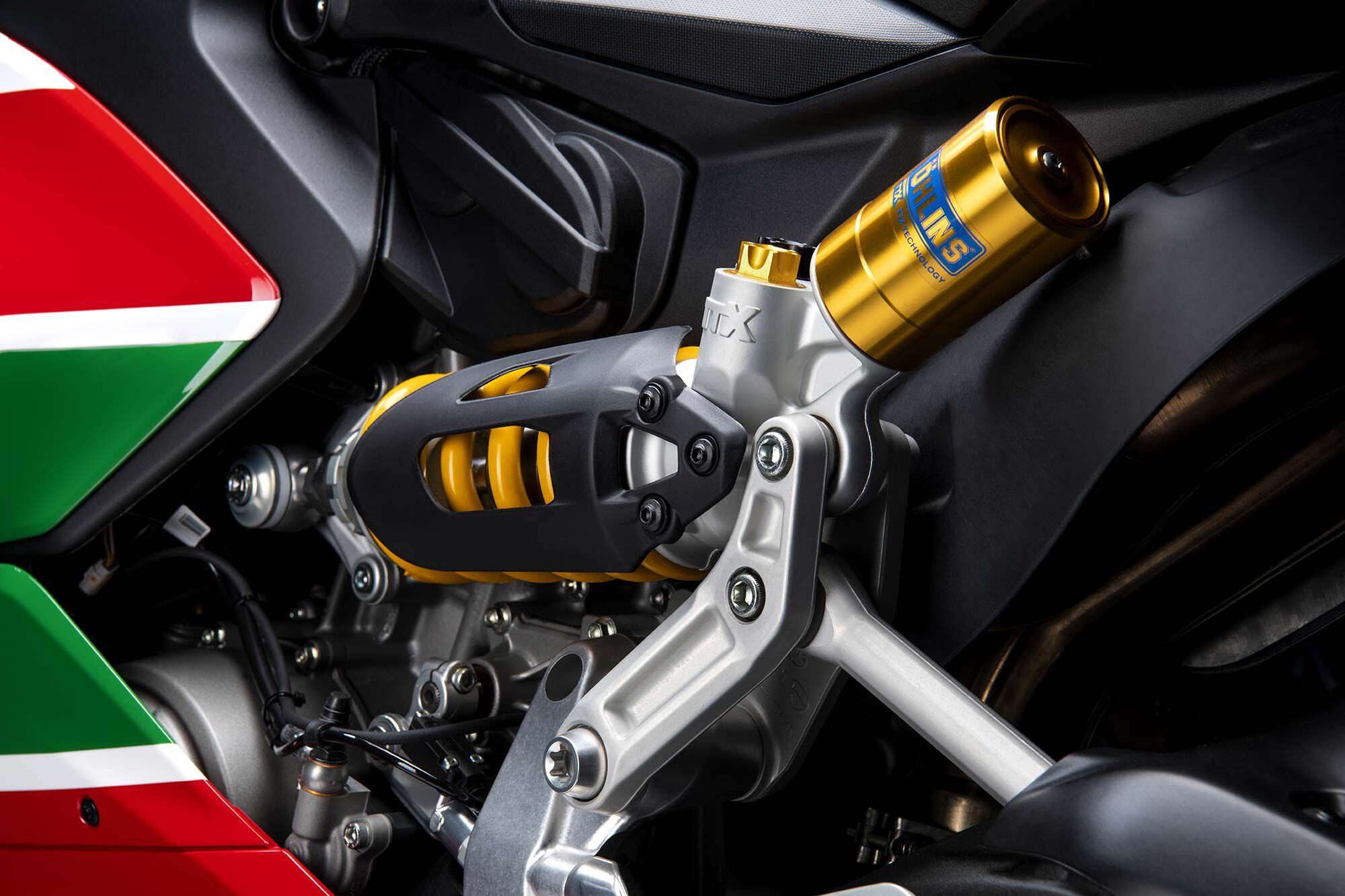 The Panigale V2 Bayliss gets upgraded suspension components, compared to the standard V2. Out back, there’s a fully adjustable Öhlins TTX 36 shock that offers great performance for track riding.