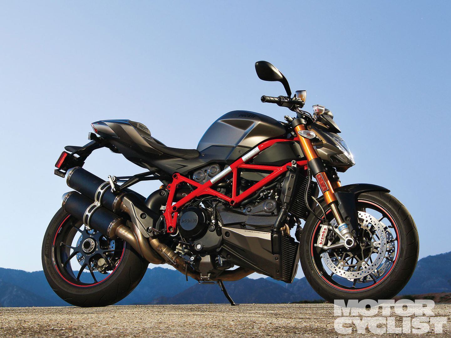Aprilia Tuono V4R APRC vs. Ducati Streetfighter S | Brute Force