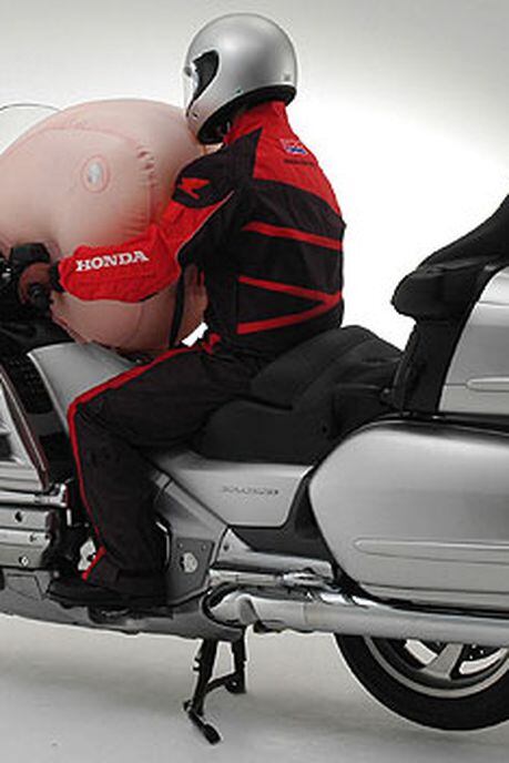 Honda Introduces Motorcycle Airbag on 2006 Gold Wing | News