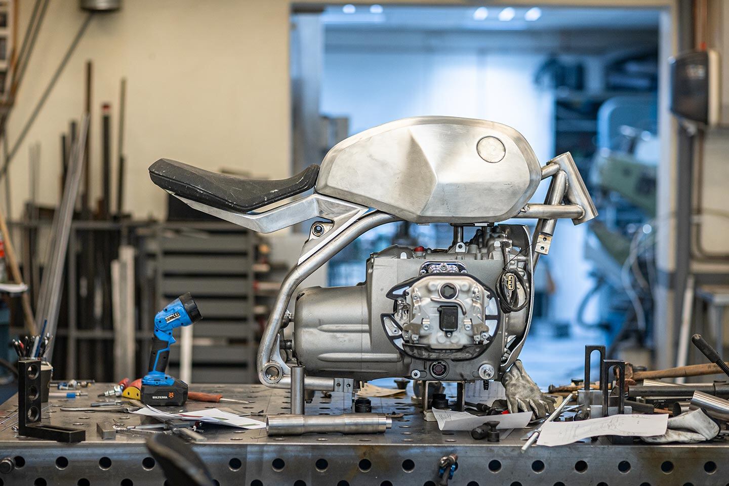 Early stages in the construction of the concept. BMW designed the entire chassis around the Big Boxer engine.