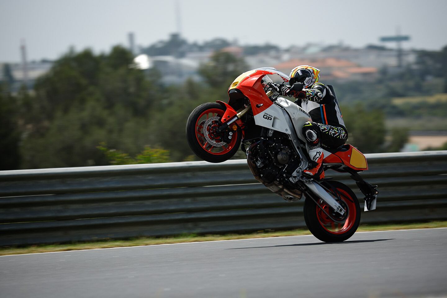 More sport focus means the clip-on-style bars are mounted atop the yokes and are 93mm (3.7 inches) forward and 114mm (4.5 inches) lower than the naked XSR900's. The seat is 12mm (0.5 inch) forward and 27mm (1.1 inches) higher, with the pegs higher by 26mm (1 inch) and rearward by 26mm.