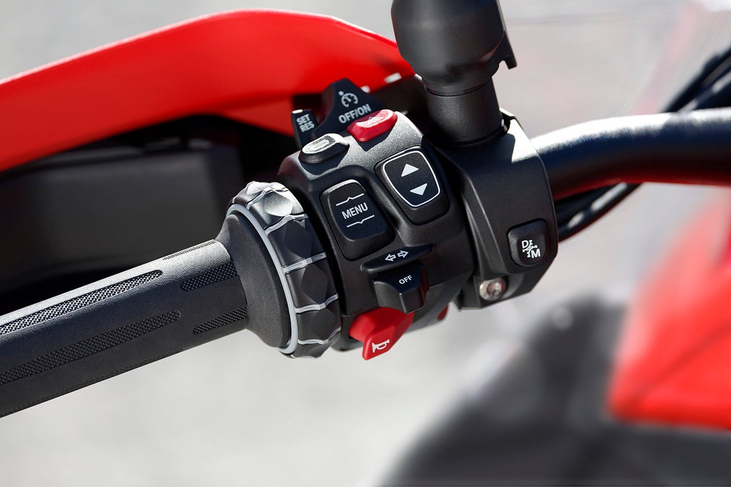 The Automated Shift Assistant in mode D automatically chooses the right gear after processing clutch, gear, and engine rev data from sensors.