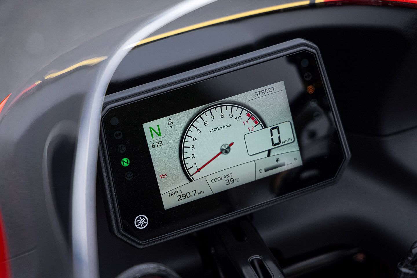 Yamaha has blended the old with new, with a third-generation quickshifter that works both up- and downshifts.
