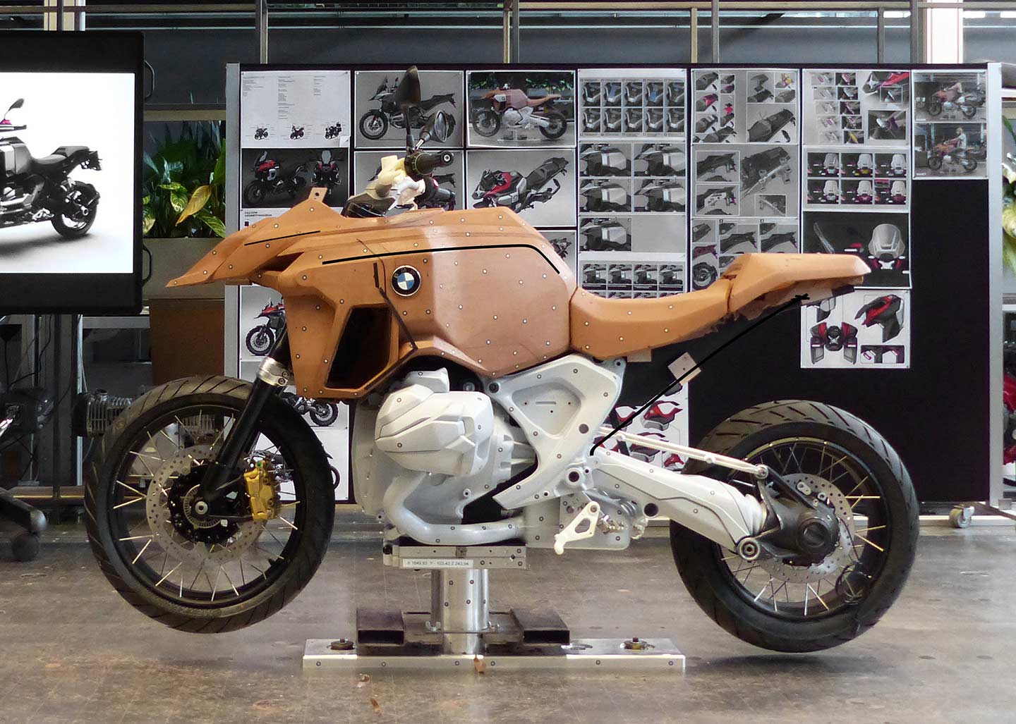 Designers gave the R 1300 GS Adventure a more robust-looking tank, which also integrates fastening elements to make securing tank luggage easier.