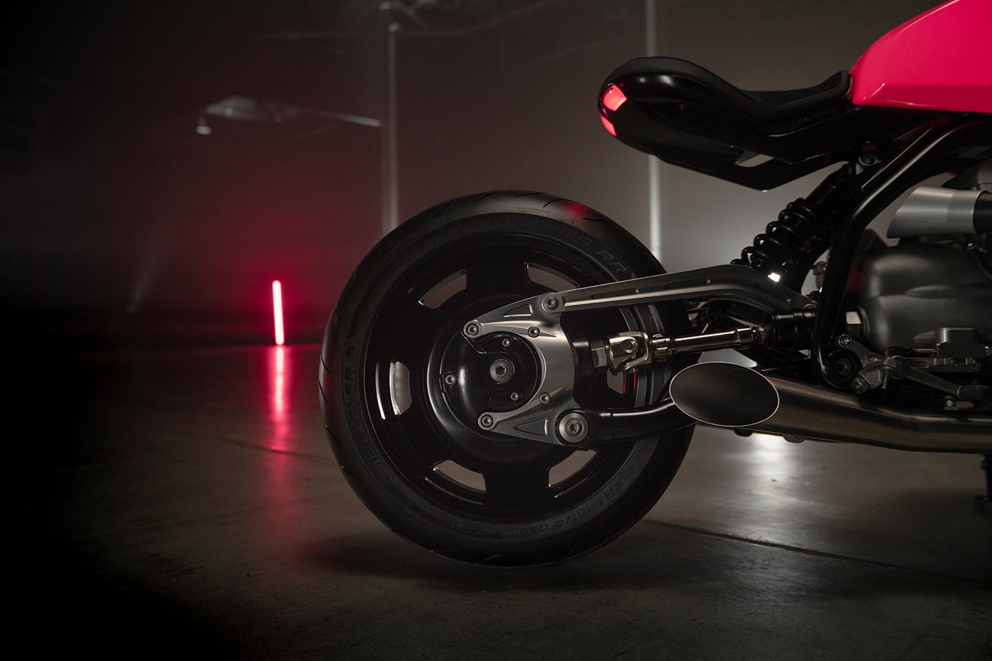 BMW uses Öhlins suspension kit front and rear on the R 20.