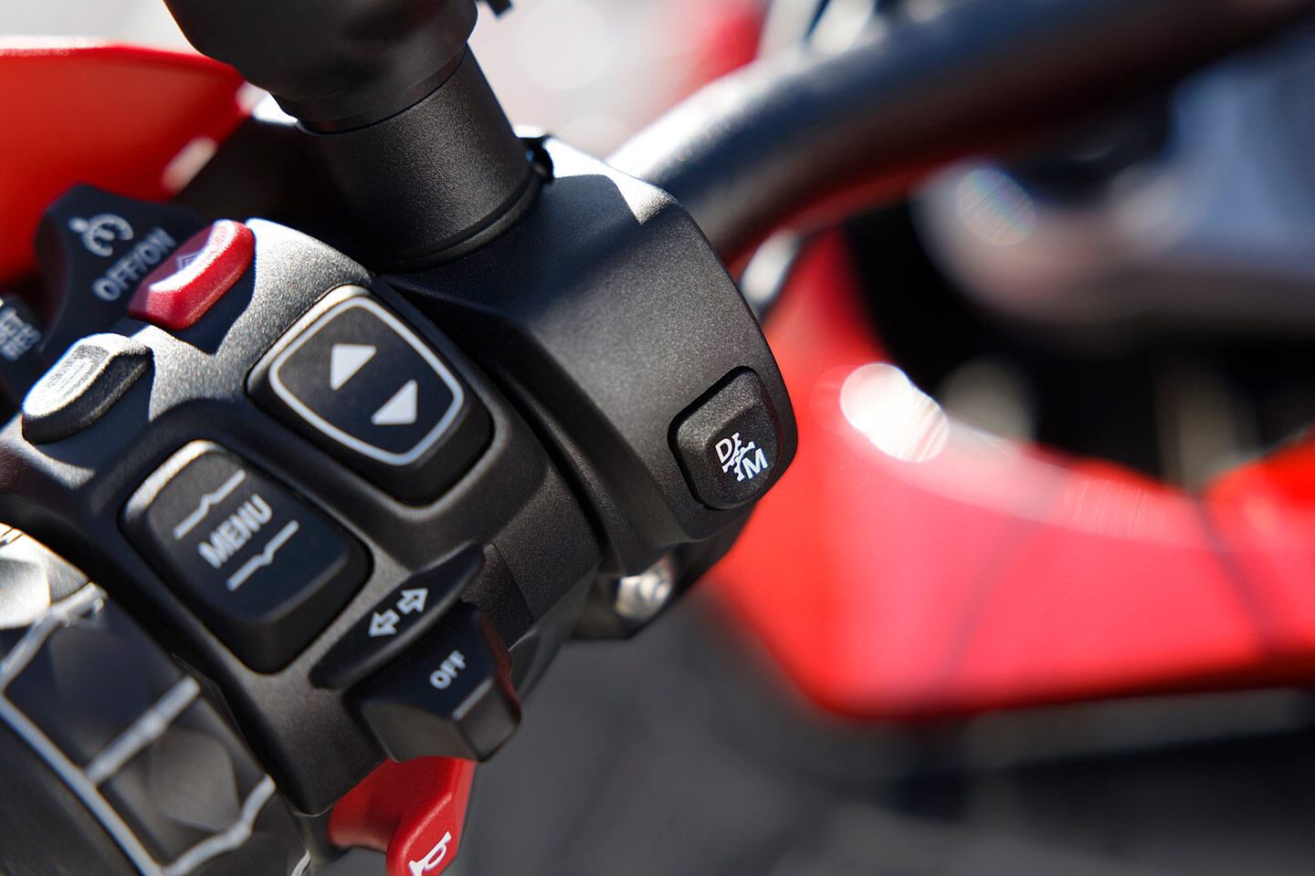 The bar-mounted button offers two mode options: M or D; in M, you can still shift with your foot, while in D mode, gears are changed automatically.