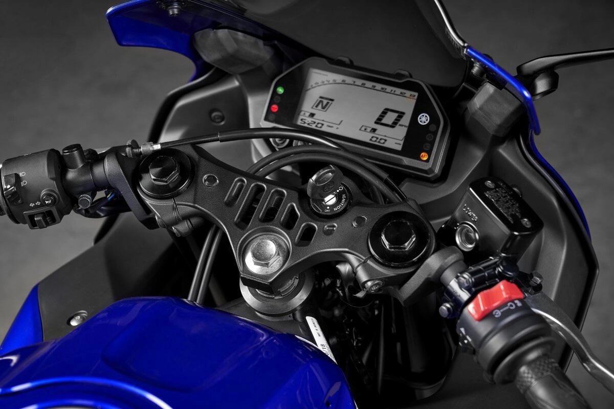 While the R3's digital display is not the latest TFT technology, it's well organized and gives the bike a modern look. Same for the R1-inspired top triple clamp.