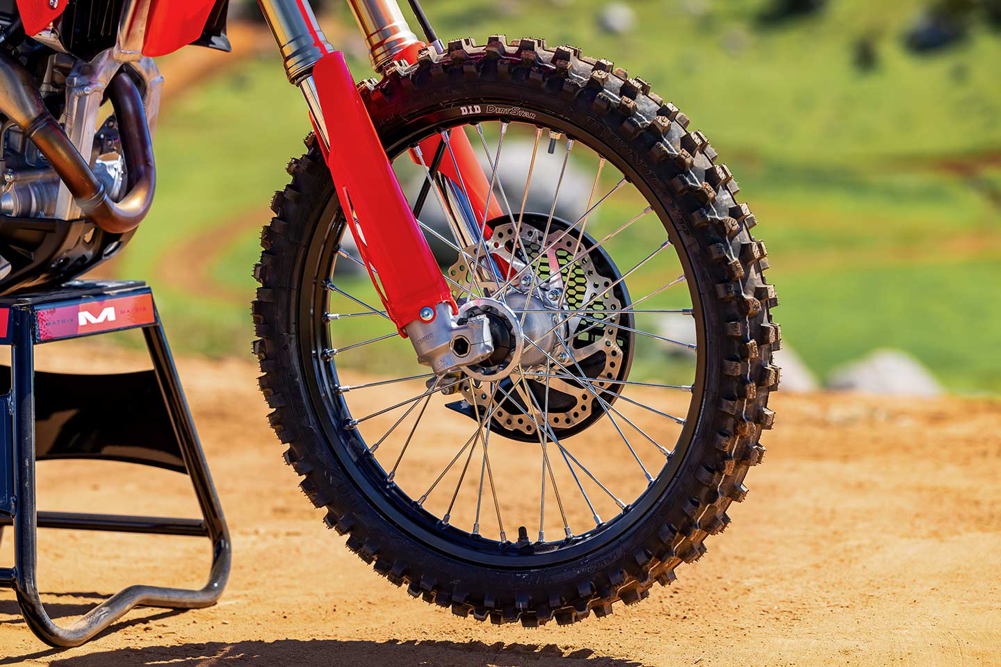 The 2025 CRF450R comes with revised front braking kit and new internals for the fork.