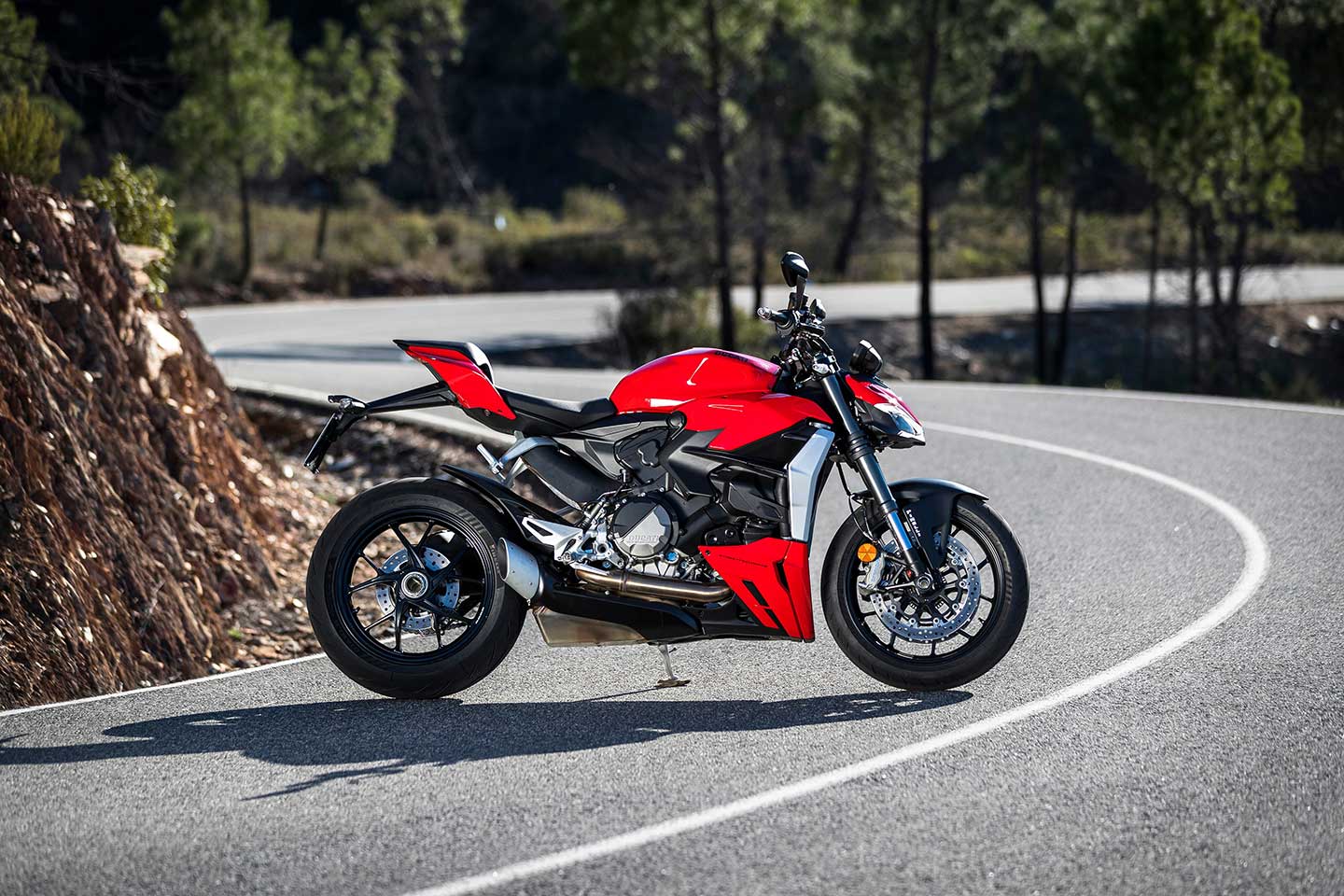 The Streetfighter has a 26mm (1 inch) longer wheelbase than the Panigale V2 thanks to a 16mm (0.6 inch) longer swingarm and two additional chain links that offset the gearing change.